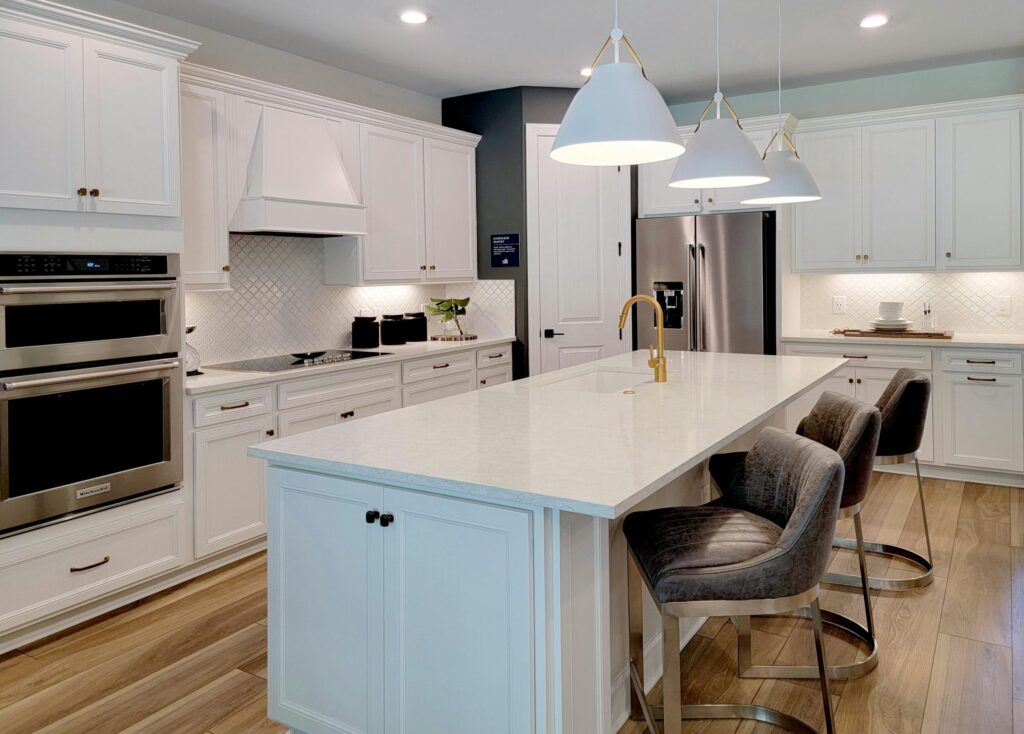 white quartz kitchen countertop with backsplash Sacramento kitchen renovation. Sacramento remodeling contractor kitchen and bathroom renovation